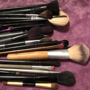 MIXED ASSORTMENT OF MAKEUP BRUSHES